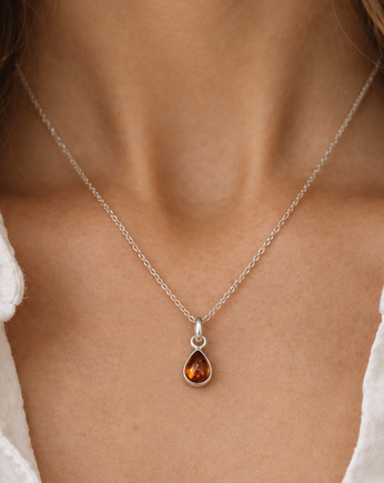 Elegancki Naszyjnik z Koniakowym Bursztynem w Kształcie Łzy, Srebro 925, Amber Charm