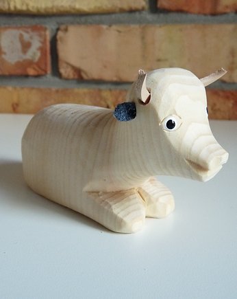 Drewniana rzeźbiona leżąca krówka, OSOBY - Prezent dla dziecka