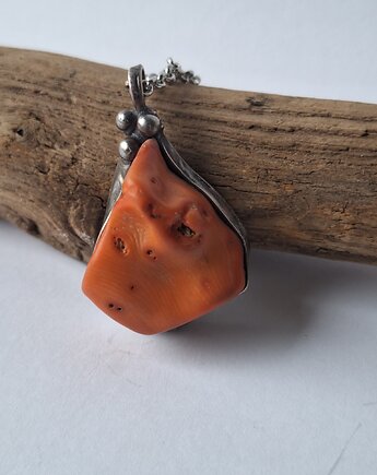 Wisior z koralem Naszyjnik z koralem, cynamonn