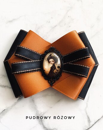 Brosza z niesamowitą grafiką zamkniętą pod kaboszonem NEW, Pudrowy Różowy