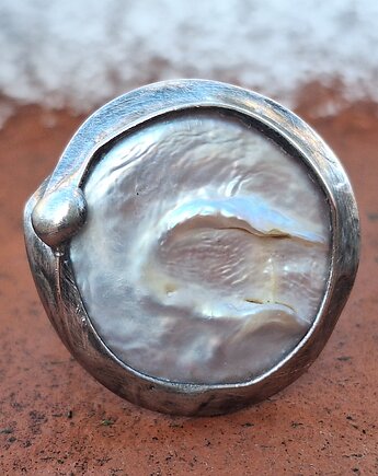 Perła - pierścionek regulowany, po drugiej stronie lustra