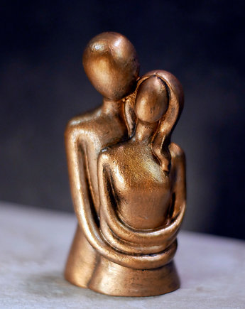Rzeźba z gipsu, Zakochani, miodowe złoto, wys. 11,8 cm, JBJart Justyna Jaszke