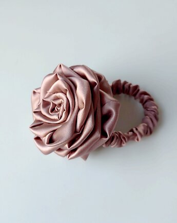 Pudrowo różowa, jedwabna róża na miniscrunchie, BARLA