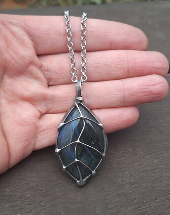 Liść - wisiorek, po drugiej stronie lustra