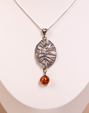 Wisiorek srebrny handmade z bursztynową kulką, Amber by Baco