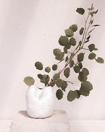 Nieregularny biały wazon w kropki w stylu boho lub rustykalnym (Piegus VI), Mada Ceramics