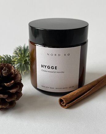 Naturalna świeca sojowa HYGGE: Cedarwood & Vanilla 90 g NORD RØ, N O R D R Ø