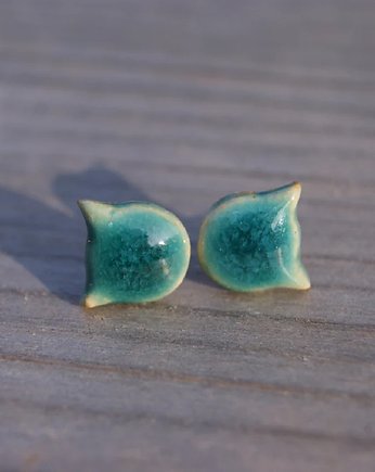 Ceramiczne kolczyki małe turkusowe kotki, Gliniana Koniczynka