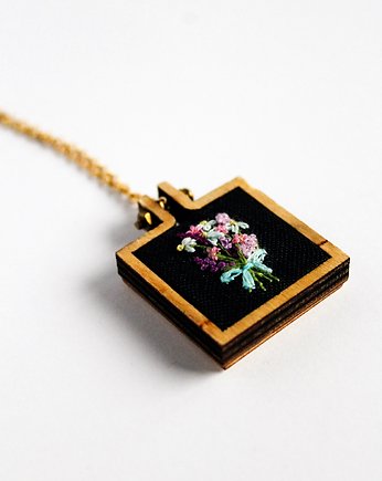 Naszyjnik z kwiatami - haft ręczny - bukiet - kwadratowa drewniana oprawa, Linula