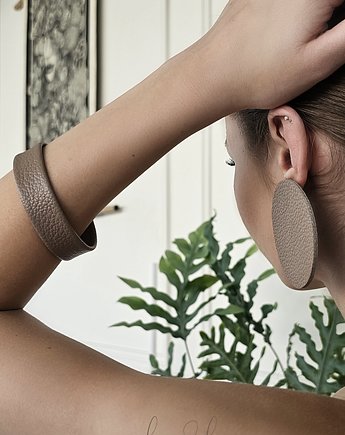 Komplet bizuterii bezowe kolczyki i bezowa bransoletka ze skóry naturalnej, Malena Dul