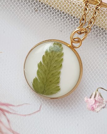 Wisiorek z paprocią na białym tle, Jaskółcze ziele handmade 