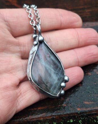 Złoty fiolet - wisiorek, po drugiej stronie lustra