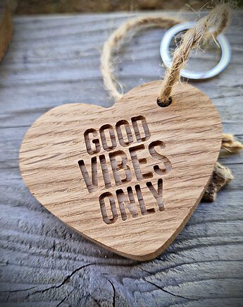 Brelok z drewna Good Vibes Only, Drewniane dodatki