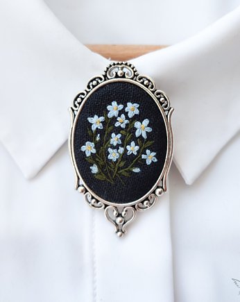 Ręcznie haftowana biżuteria z kwiatami - broszka niezapominajki, Cudne Rękodzieło