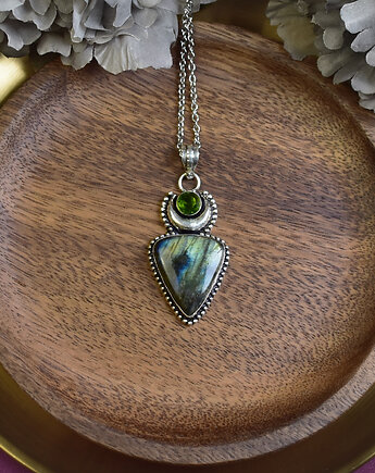 Posrebrzany ozdobny wisiorek z labradorytem i peridotem #622, Spirit Of Copper