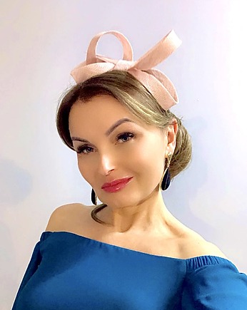 Fascynator MONO pudrowy róż / inne kolory, MONIKA SAXTON LUXURIOUS MILLINERY