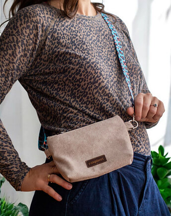 Mini beżowa kopertówka z weluru, raspberi