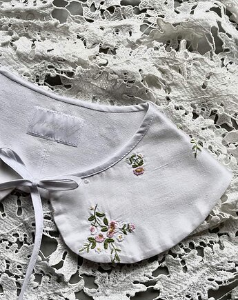 Kołnierzyk Elodia, Prześwity