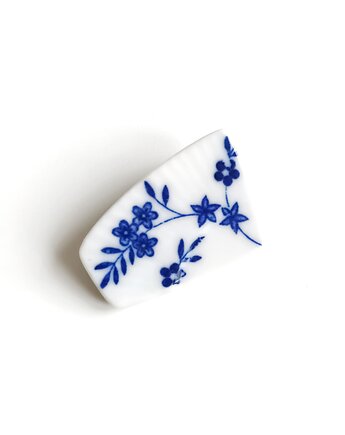 Broszka w kobaltowe kwiaty, biżuteria z talerzy