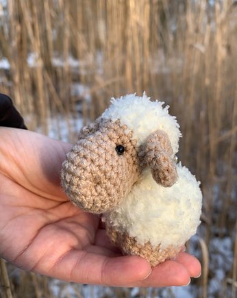 Biała owca - brelok zawieszka, wernika