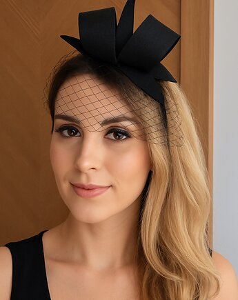 Fascynator  czarny elegancki z woalką, Made by Joan