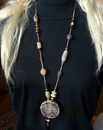 Wisiorek w kolorach ziemi w stylu boho z ręcznie wypalanej ceramiki handmade, Galeria Limart