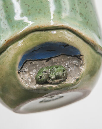 Kubek ze śpiącym smokiem, błotko. pracownia ceramiki