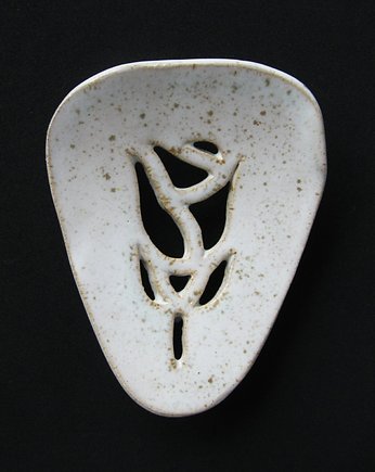 Mała ceramiczna mydelniczka z ażurową różą, M.J