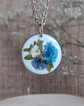 Łąka kwiatowa srebrna zawieszka srebrny wisiorek kwiaty żywica niebieskie, zkwiatem