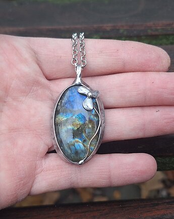 Z kwiatkiem - wisiorek, po drugiej stronie lustra