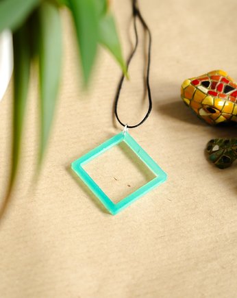 Turkusowy kwadratowy wisiorek świecący w ciemności i UV handmade 2,8 x2,8 cm, Akrylove art