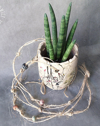 Organiczny wiszący kwietnik ceramiczny z makramą, Bea Fine Arts