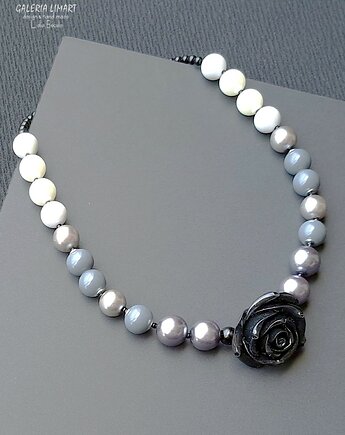 Vintage efektowny naszyjnik z różą i perełami w modnych szarościach prezent, Galeria Limart