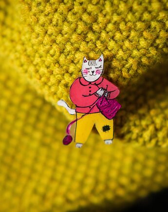 Przypinka kotka robiąca na drutach, Pintura