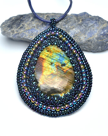 Iluve - Space III, wisior z labradorytem, haft koralikowy, Sol