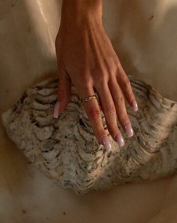 Złoty pierścionek Simple, w hand works