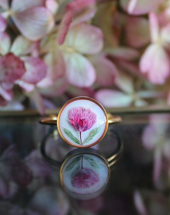 Złoty pierścionek różowa gipsówka suszony kwiat, zkwiatem