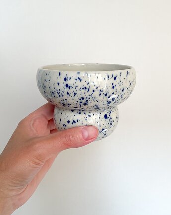 Czarka  [wzór: beżowa  w kobaltowe ciapki]  220 ml, FORMY PROSTE