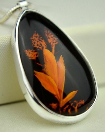 Naszyjnik z kwiatami w bursztynie, Barbara Fedorczyk