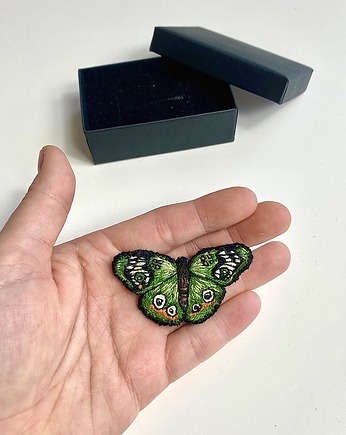 Broszka UNIKAT - ręcznie haftowany, zielony motyl, SewNSpray