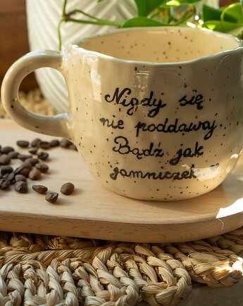 Ceramiczny kubek handmade z jamnikiem i napisem, Agnieszka Szehyńska Ceramika