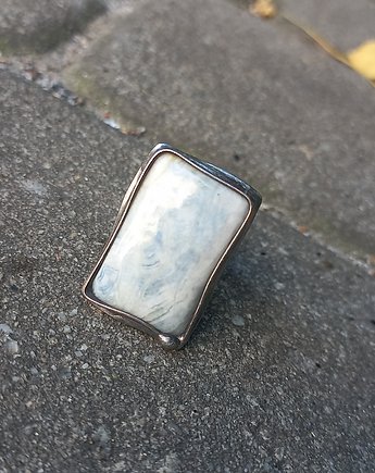 Opal - pierścionek regulowany, po drugiej stronie lustra