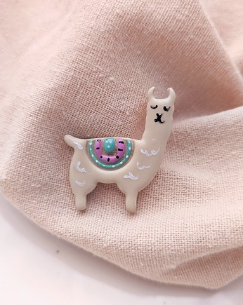 Pin przypinka beżowa alpaka, lama, wesołe akcesoria z lamą alpaką, Dary Rusałki