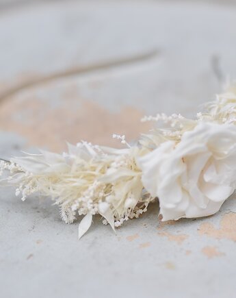 Opaska na głowę z białych stabilizowanych i suszonych kwiatów, Projekt wianki