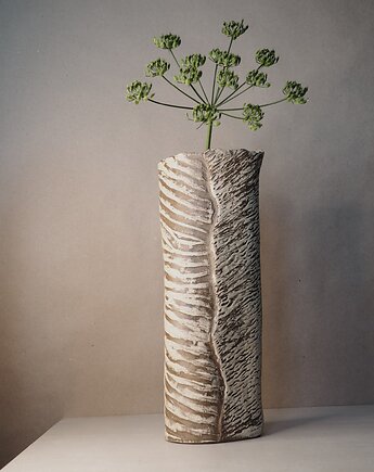 Duży beżowy wazon, drobne sztuki