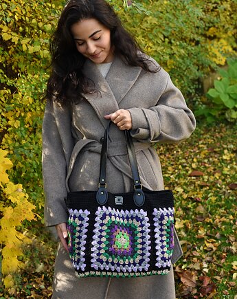 Duża torebka na szydełku granny square, Zasznurowane