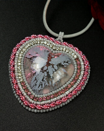 Szaroróżowe serce, wisior z żywicą, haft koralikowy, Sol