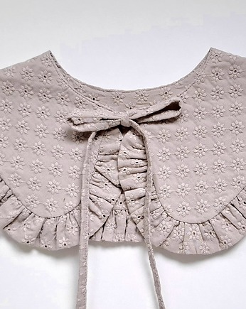 Kołnierzyk  beżowo szary, Rzecz w Tym