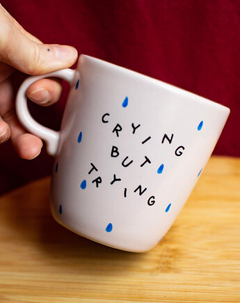 Duży różowy kubek CRYING BUT TRYING, megurum.art