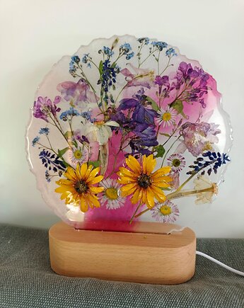 Lampka z naturalnymi kwiatami - różowa, Majuto Resin Art